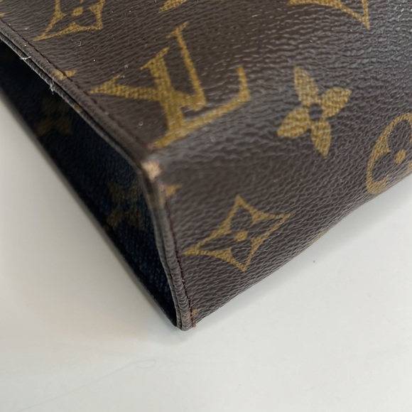 SOLD. Louis Vuitton Toiletry 19 pouch monogram - Picture 9 of 13